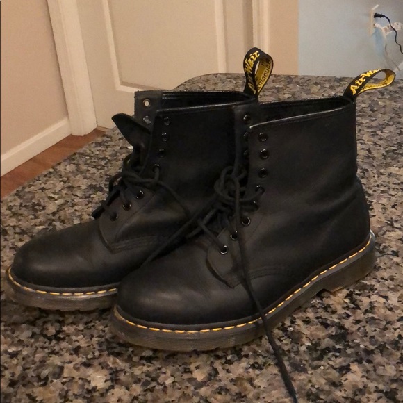 Dr. Martens Shoes - SIZE 9 (women’s) doc martens